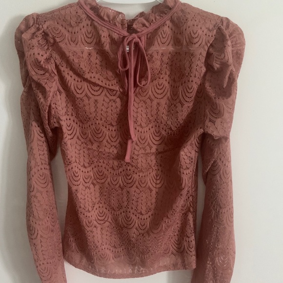 Cute lace top with puff sleeves (2 for 20$) - Picture 2 of 4